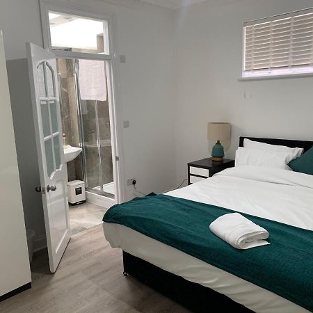 Beautiful All Room En-Suite 4 Bedrooms House , Free Parking, Wifi, Corporate, Contractors, Family Relocation, Contact Us For Long Term Rate Ilford Luaran gambar