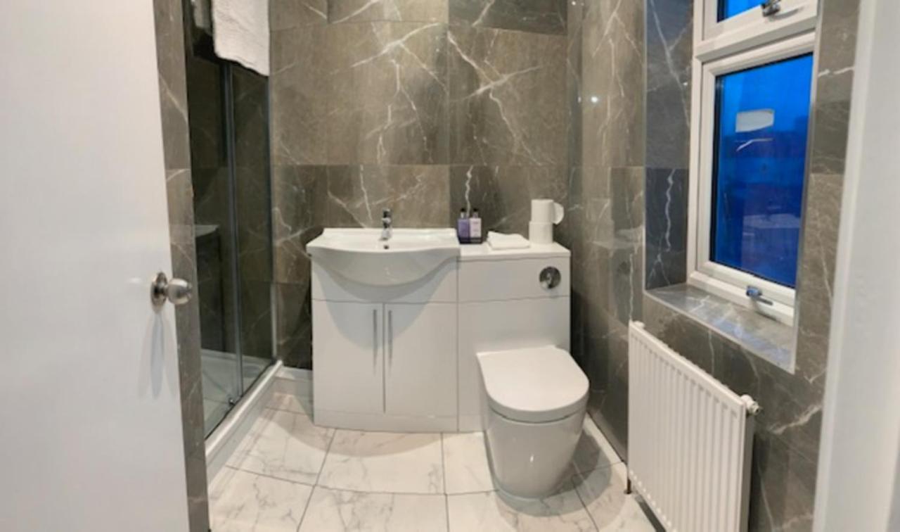 Beautiful All Room En-Suite 4 Bedrooms House , Free Parking, Wifi, Corporate, Contractors, Family Relocation, Contact Us For Long Term Rate Ilford Luaran gambar