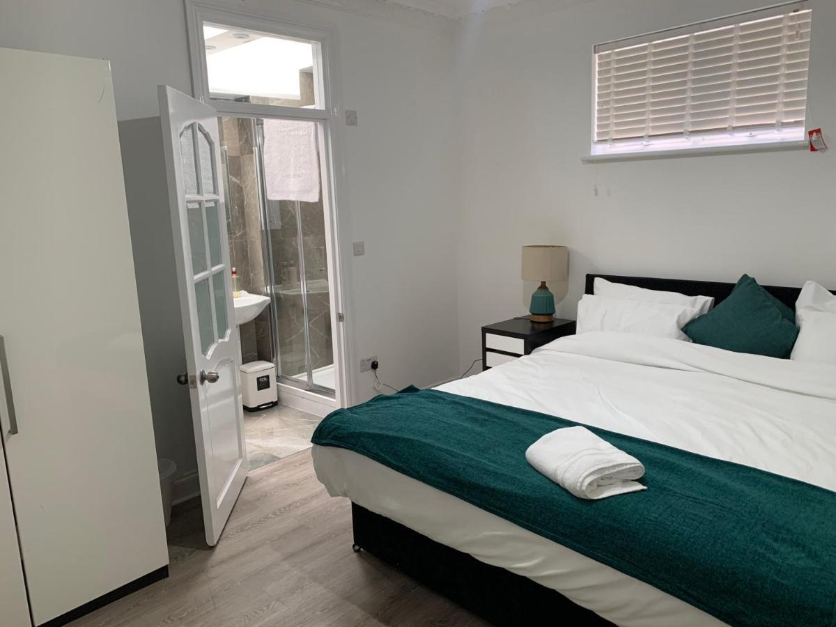 Beautiful All Room En-Suite 4 Bedrooms House , Free Parking, Wifi, Corporate, Contractors, Family Relocation, Contact Us For Long Term Rate Ilford Luaran gambar