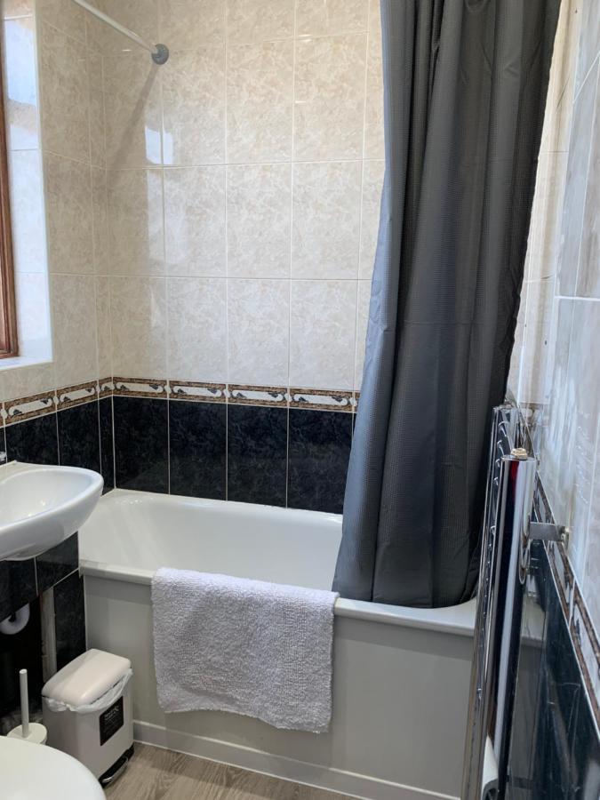 Beautiful All Room En-Suite 4 Bedrooms House , Free Parking, Wifi, Corporate, Contractors, Family Relocation, Contact Us For Long Term Rate Ilford Luaran gambar