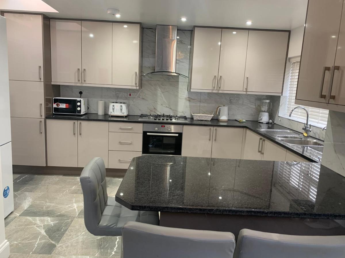 Beautiful All Room En-Suite 4 Bedrooms House , Free Parking, Wifi, Corporate, Contractors, Family Relocation, Contact Us For Long Term Rate Ilford Luaran gambar