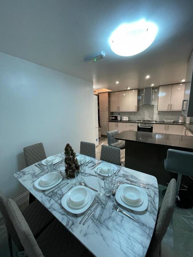 Beautiful All Room En-Suite 4 Bedrooms House , Free Parking, Wifi, Corporate, Contractors, Family Relocation, Contact Us For Long Term Rate Ilford Luaran gambar